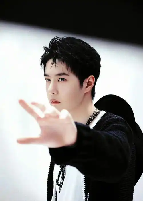 街舞5王一博最新剧照##王一博街舞5黑白叠穿造型