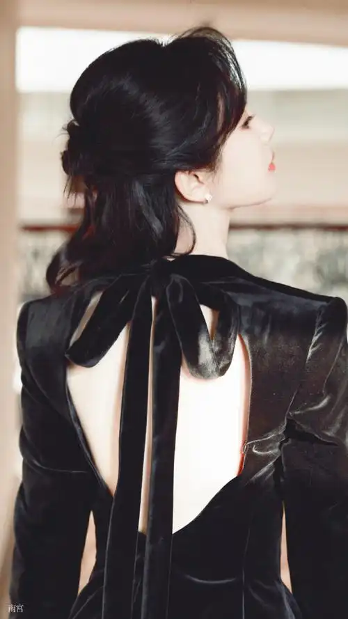 杨紫黑色丝绒西装