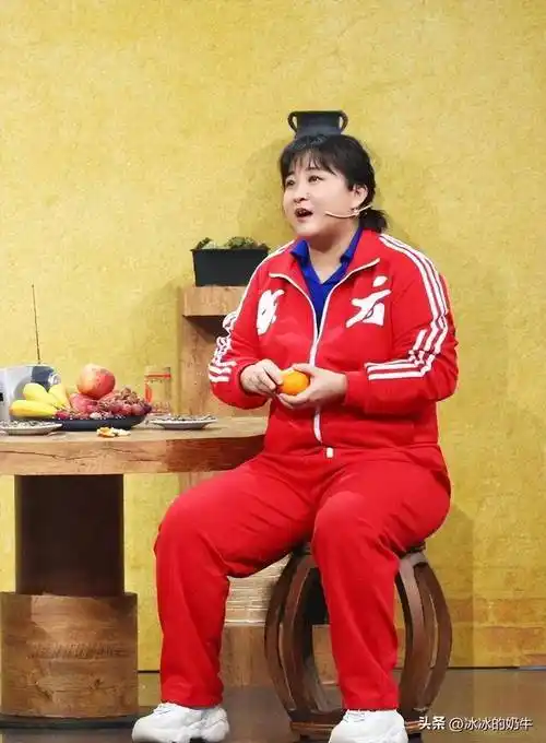 有人说是当年和白凯南搭档说相声时候的她,其实不然,贾玲年龄也不小了