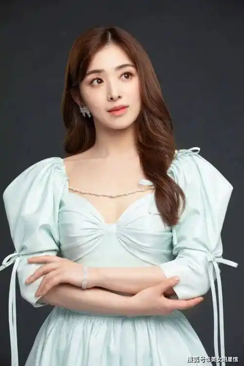 34岁张含韵,性感妩媚女神范十足!_表演_音乐_角色