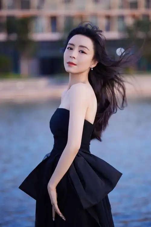 张静初出席时尚盛典获最具风尚女演员奖黑色浪漫纱裙尽展优雅气质