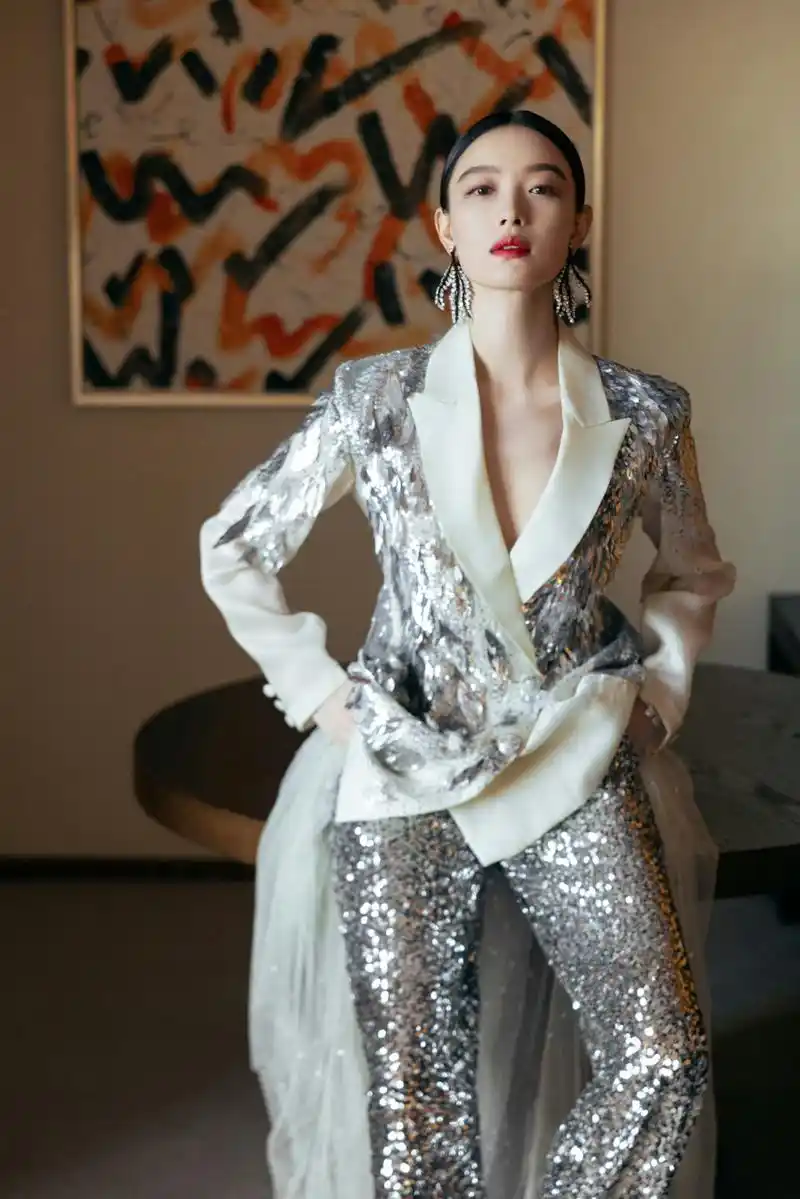 倪妮银色羽毛西装# 倪妮今晚长春电影节的造型,银色羽毛深v西装好
