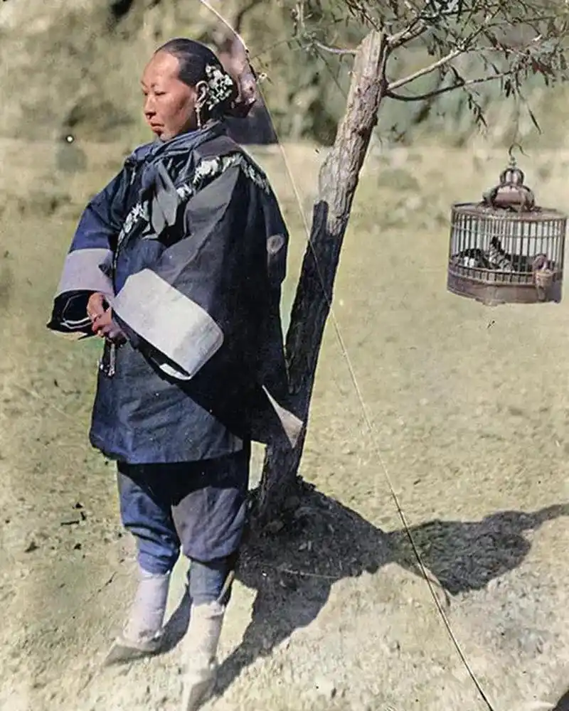 从这张照片可以清晰地看到裹小脚的女人是什么样,说实话,真的太丑了