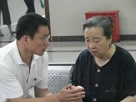 李明启51岁时,《便衣警察》剧组找到了李明启,在李明启即将退休的时候