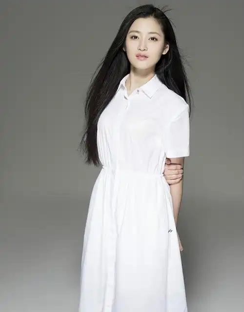 p>肖婷佳,出生于湖南邵阳,毕业于 a target="_blank" href="/item