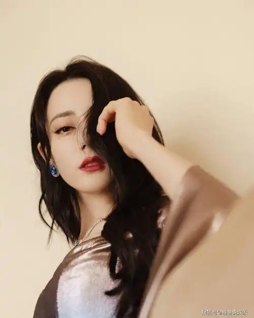 迪丽热巴机场造型曝光,浅紫t恤大秀美腿,生图也太抢镜了