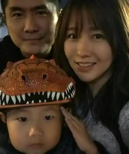 潘阳一家三口合影照