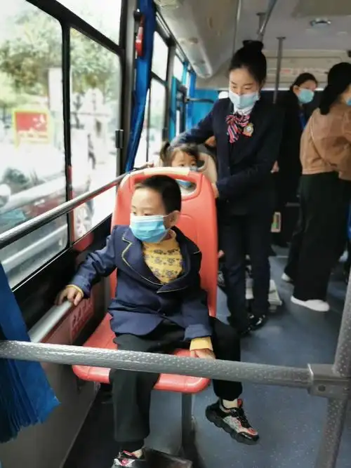 卡迪·贝尔幼儿园 中班组生活体验课 ——乘坐公交车