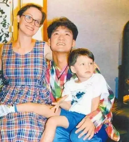 原创从夫妻到姐弟再到母子周华健妻子康粹兰承受了太多太多