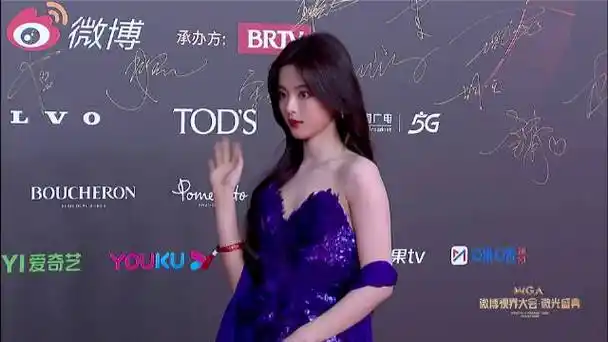 杨超越紫色长裙惊艳红毯##微博视界大会##微博视界大会红毯