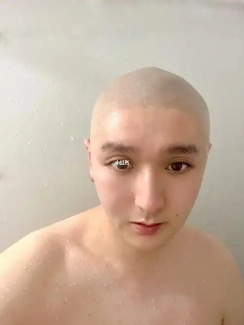 刚过完年又推光了洗澡时候用刮胡刀刮干净 又是摸不停的光滑触感#光头