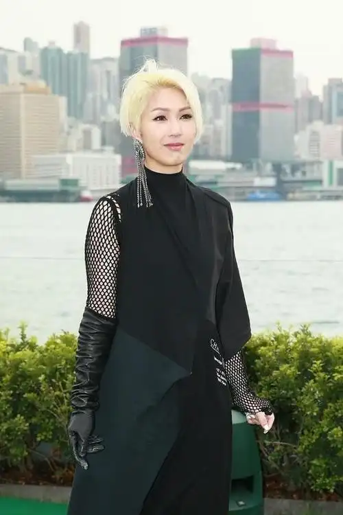 杨千嬅一身黑色穿搭不出错,但却追求"亮眼"发色,真挺个性的_网易订阅