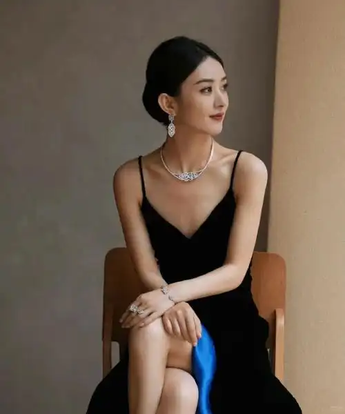 赵丽颖##美妆##美妆v赏#早期的颖宝饰演的小骨深入人心,一度带火了平