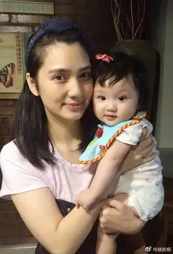 49岁洪欣华丽转身!稍微一打扮就美得霸屏,优越身材比例惹人羡