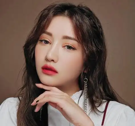 圆脸窄额头女生巧借刘海做真·美女 额头窄女生适合梳的刘海安利