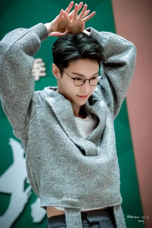 张艺兴[超话]#230824 好可爱啊啊啊@张艺兴