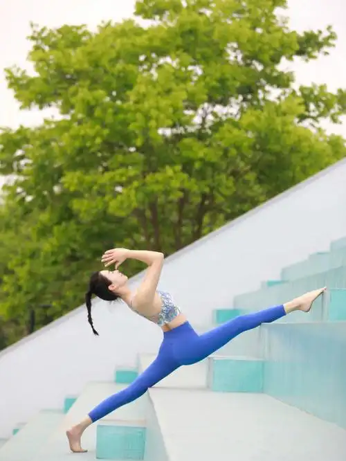 瑜伽一字马大长腿惊艳来自持久练习