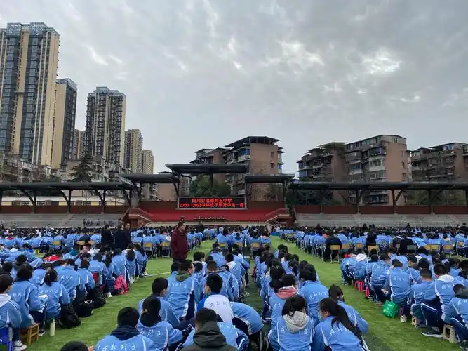 成都列五中学开学第一课听模范宣讲