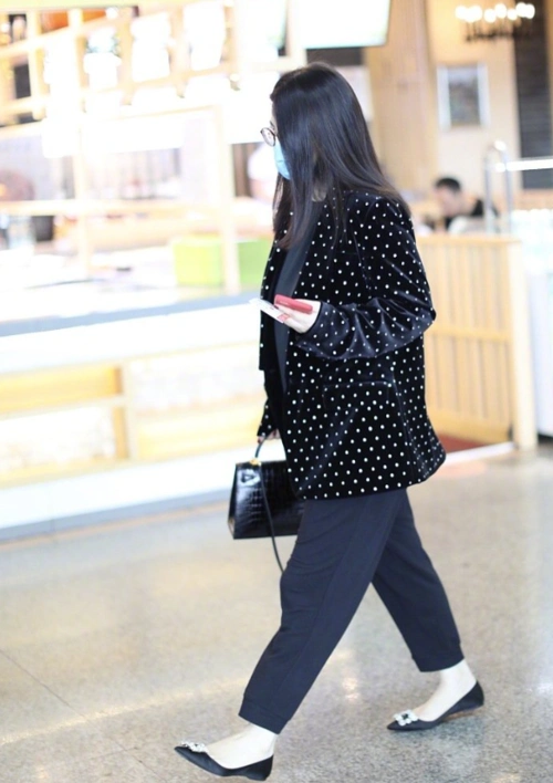 李湘现身机场穿搭被嘲"土味"重