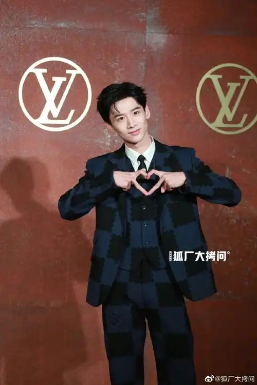 白敬亭520头顶比心##白敬亭