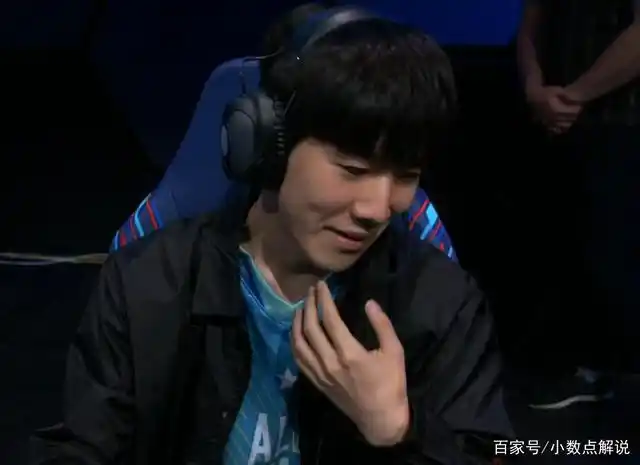 赢下比赛后,theshy也是露出了笑容,或许这就是胜利者的微笑吧!