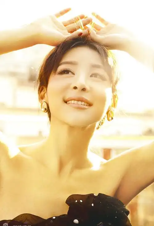 组图:韩佳人拍摄广告气质出众海边浪漫约会