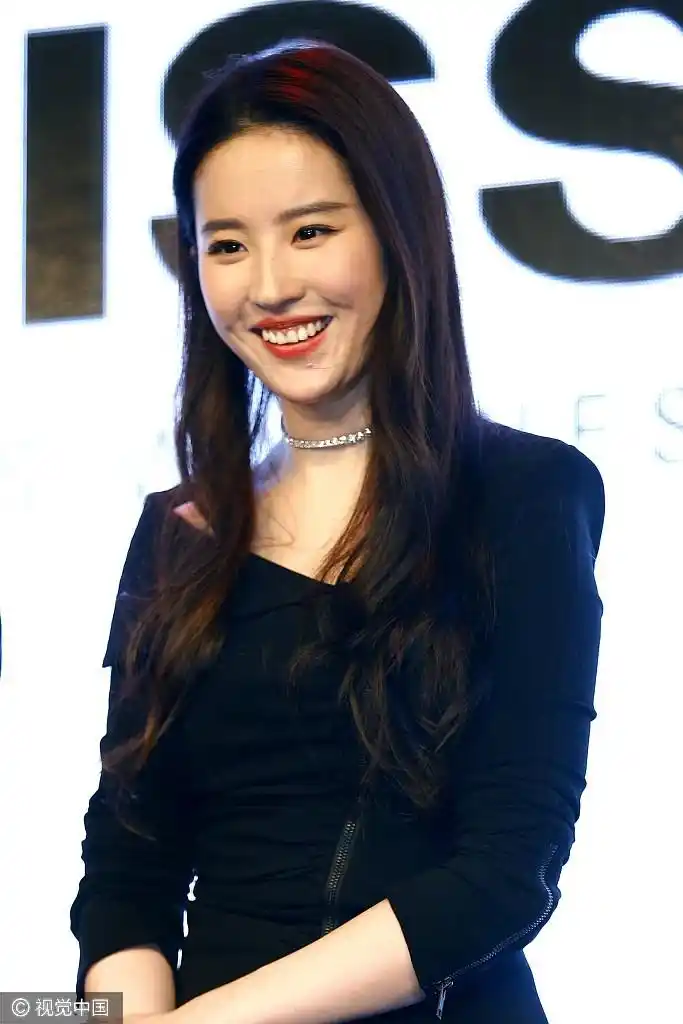 组图神仙姐姐又肿了刘亦菲咧嘴大笑浓妆现皱纹