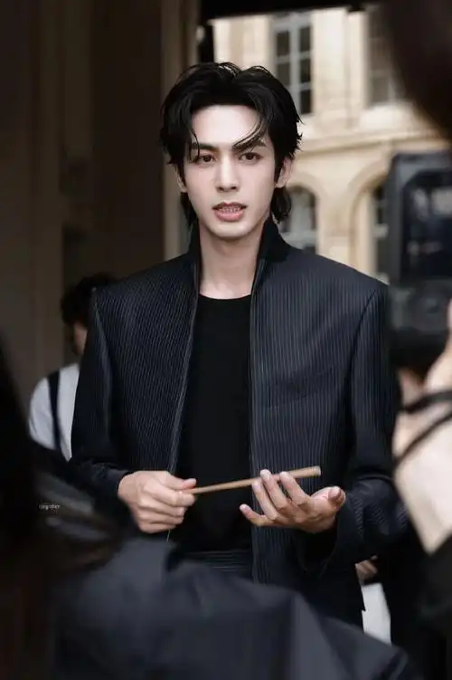 宋威龙侧颜骨相