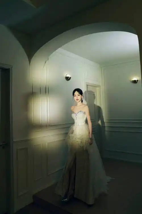 唐嫣分享美照,白色高叉礼服宛如新娘,黑色长裙英姿飒爽_身材_显得_美