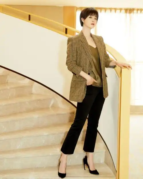 穿紧身包臀裙过于"壮硕",膀大腰圆像150斤|长裙|v领|内搭|穿搭|好身材