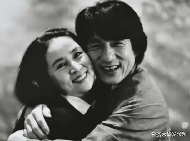 69岁成龙断崖式衰老白发白胡子满脸皱纹老到不敢认