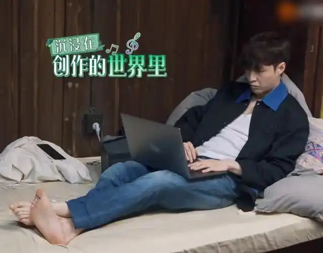 张艺兴的偶像包袱呢?做音乐熬到凌晨四点,起床后样子好搞笑