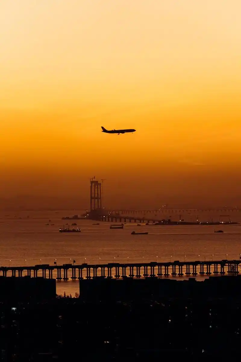 #东航 #摄影 #飞机 #深圳 起飞亦有归途,愿落日余晖与m - 抖音