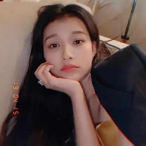 孙怡晒自拍似青春期彷徨少女躺沙发装深沉辣妈范儿十足