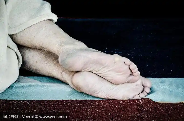 赤脚的流浪汉睡在街上.社会的纪录片.