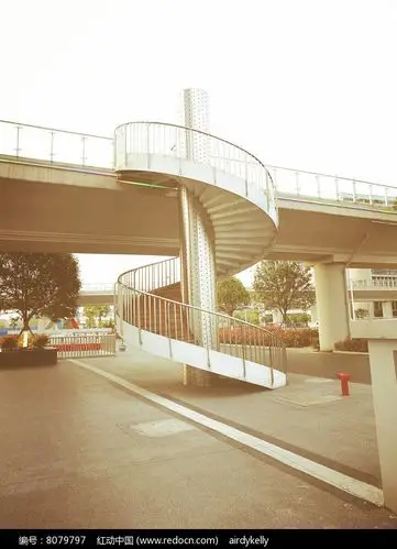 天桥下的螺旋楼梯