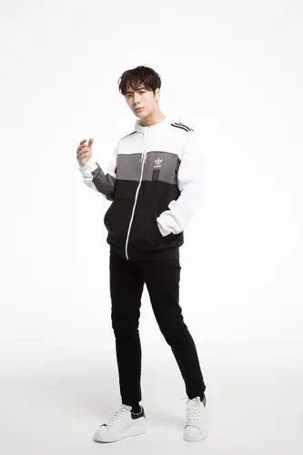 王嘉尔运动写真曝光 点燃夏日运动热潮