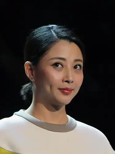 殷桃胖了,一脸福相,风韵魅力十足