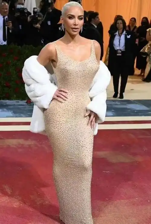 金卡戴珊穿坏梦露古董礼裙?粉丝强烈谴责