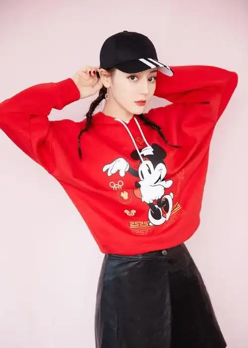 迪丽热巴红色卫衣搭麻花辫,饱含即将过年的热情气息,简直太可爱