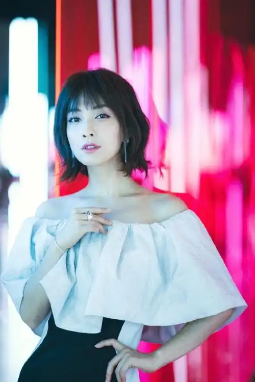 那么不妨我们先来看一下"吴昕"的这款"摩卡波波头"短发造型,还真的