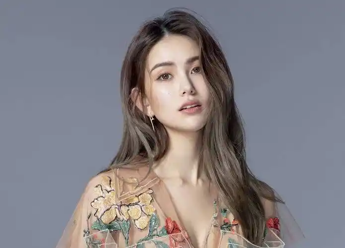 昆凌算是娱乐圈中比较容易能看出是混血儿的女明星了,她是中澳韩三国