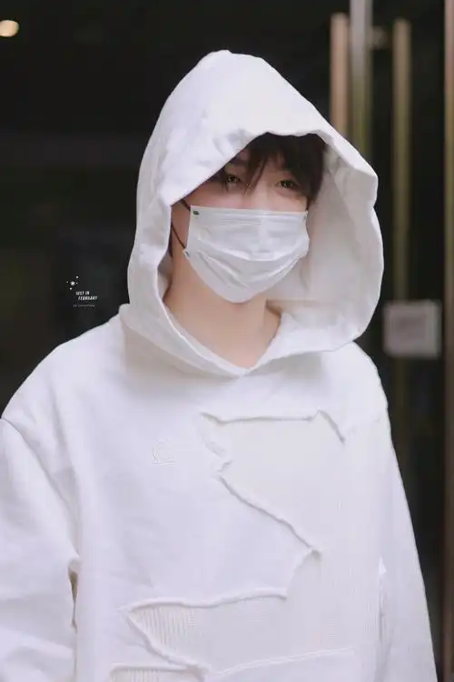 黄明昊纯白卫衣造型机场#黄明昊今日份机场出发饭拍纯白色卫衣孕屯