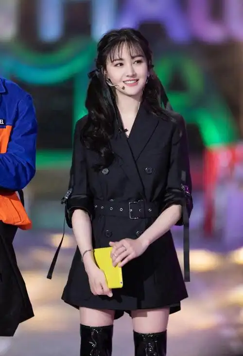 郑爽变身飒小姐黑色西装裙配长靴秀好身材扎双马尾辫又太可爱