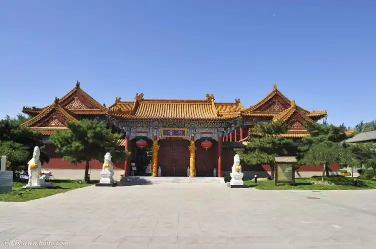 在小河的旁边坐落着一个辉煌的宫殿——行宫