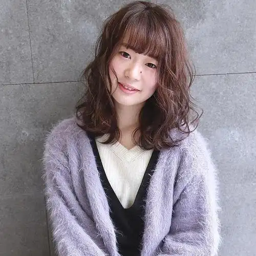 女生烫微卷发型大脸变小脸自然简单才是真的美