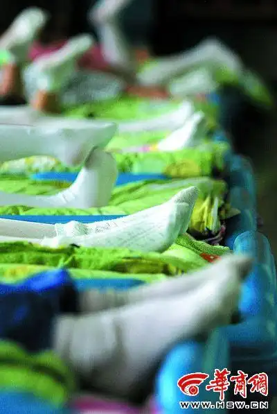 于卓 摄自从娃娃按要求穿袜子,这宿舍里呀还就不臭了只听说过学校要求