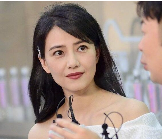 女明星有下颌线多重要?当高圆圆李小冉同框,瞬间明白了