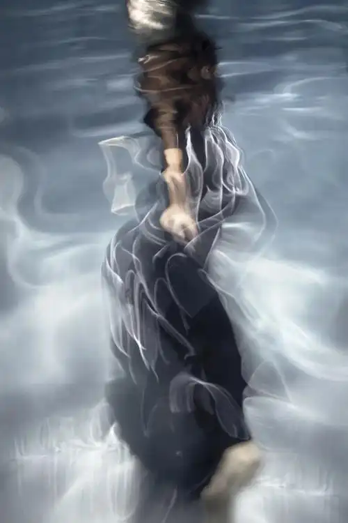 艺术家拍摄的落水美女,比油画还美,在水里的时间比陆地还多__财经头条