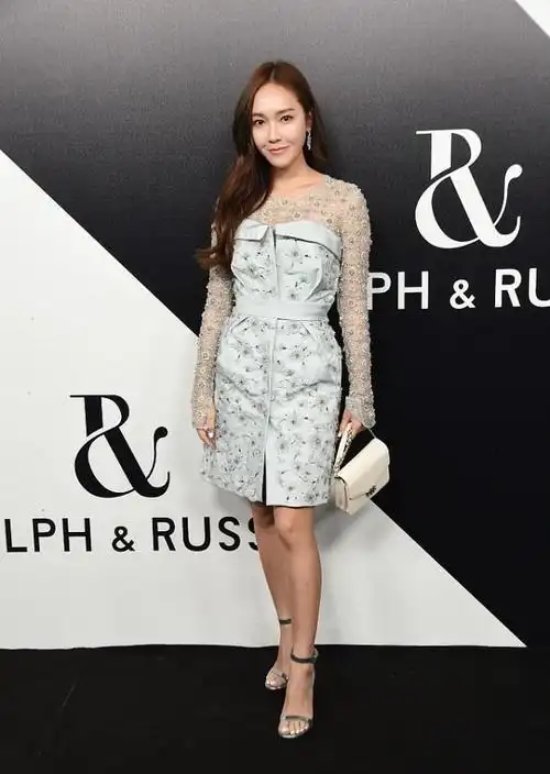 郑秀妍有成熟女人的韵味穿白裙优雅又知性配腰带显出腰身